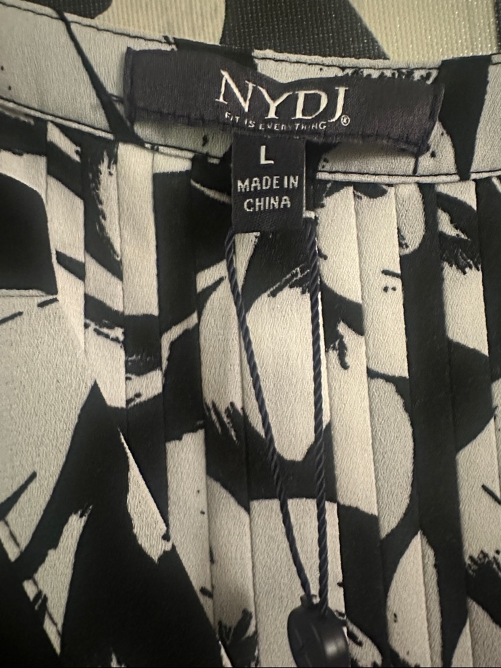 NYDJ Black & White Floral Pattern Pintuck Blouse Button Down Size L Large NWT - Picture 3 of 5